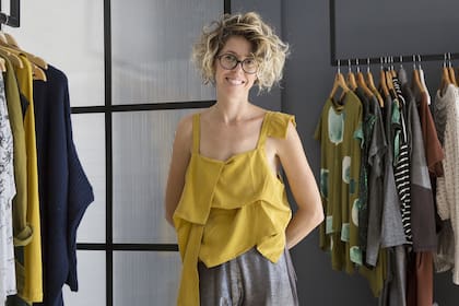 Su nombre se convirtió en etiqueta de una marca independiente clave de la nueva camada, trabaja prendas en tamaño único, prioriza la comodidad y el diseño