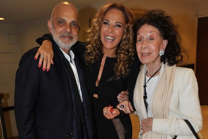 Su novio, Luis, un empresario marmolero al cual conoció por amigos en común, también dijo prresente. "Encontré a una persona a la vieja usanza, un caballero de los que te abre la puerta, te va a buscar, te quiere agasajar", le confesó la actriz a LA NACIÓN muy enamorada, tiempo atrás