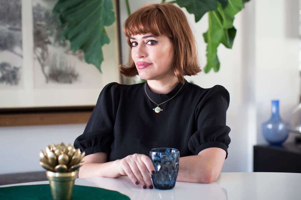 Su nueva novela se ubica en el circuito de premios internacionales, en los que los escritores tienen que interpretar aquello que se vende en términos de su identidad. “El árabe hace de árabe y de la latinoamericana se espera cierta florescencia”, dice. Su pulso fino y humorístico, a veces polémico,