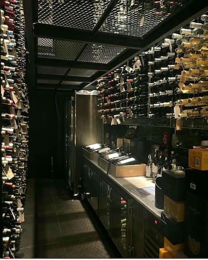 Su nuevo espacio de Palermo tiene una cava de nueve metros con 15 mil botellas y una huerta urbana en la terraza.