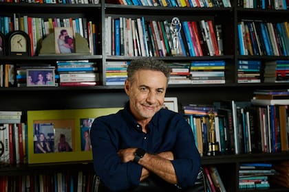 Su nutrida biblioteca también cobija fotos familiares y premios