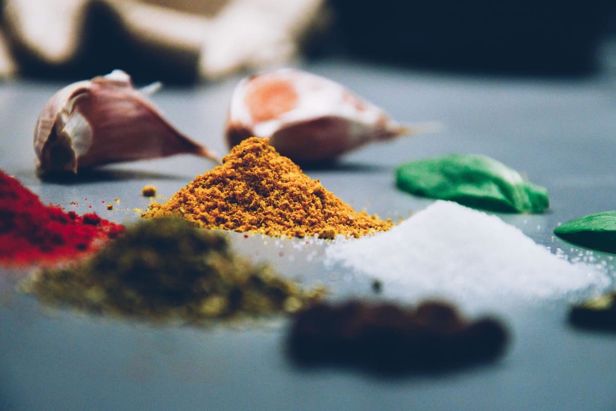 Su origen es de la India, llegó con los ingleses, y se lo asocia con la mezcla de distintas especias