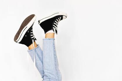 Su outfit favorito es un básico: jean y zapatillas