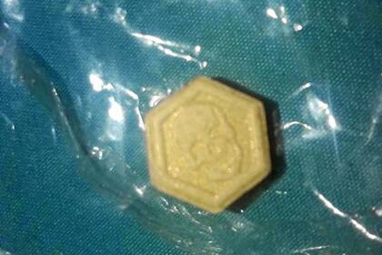 Su padre compartió una foto de la pastilla de éxtasis conocida como "Calavera" que consumió la joven y que acusan tenía veneno para ratas