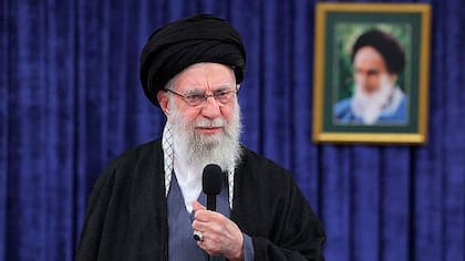 Su padre, el ayatollah Alí Khamenei, murió tras los bombardeos de EE.UU. e Israel; tenía 86 años y llevaba casi 40 como líder supremo de Irán