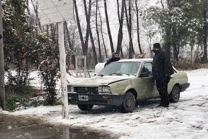 Su papá - que trabaja como celador - lo lleva en auto a la escuela. Es un Carat Volkswagen, color verde claro al que no le funciona el limpiaparabrisas. “Necesitamos un auto porque este está un poco viejo y a veces anda mal. Hoy era un peligro con la nevada", dice Maxi