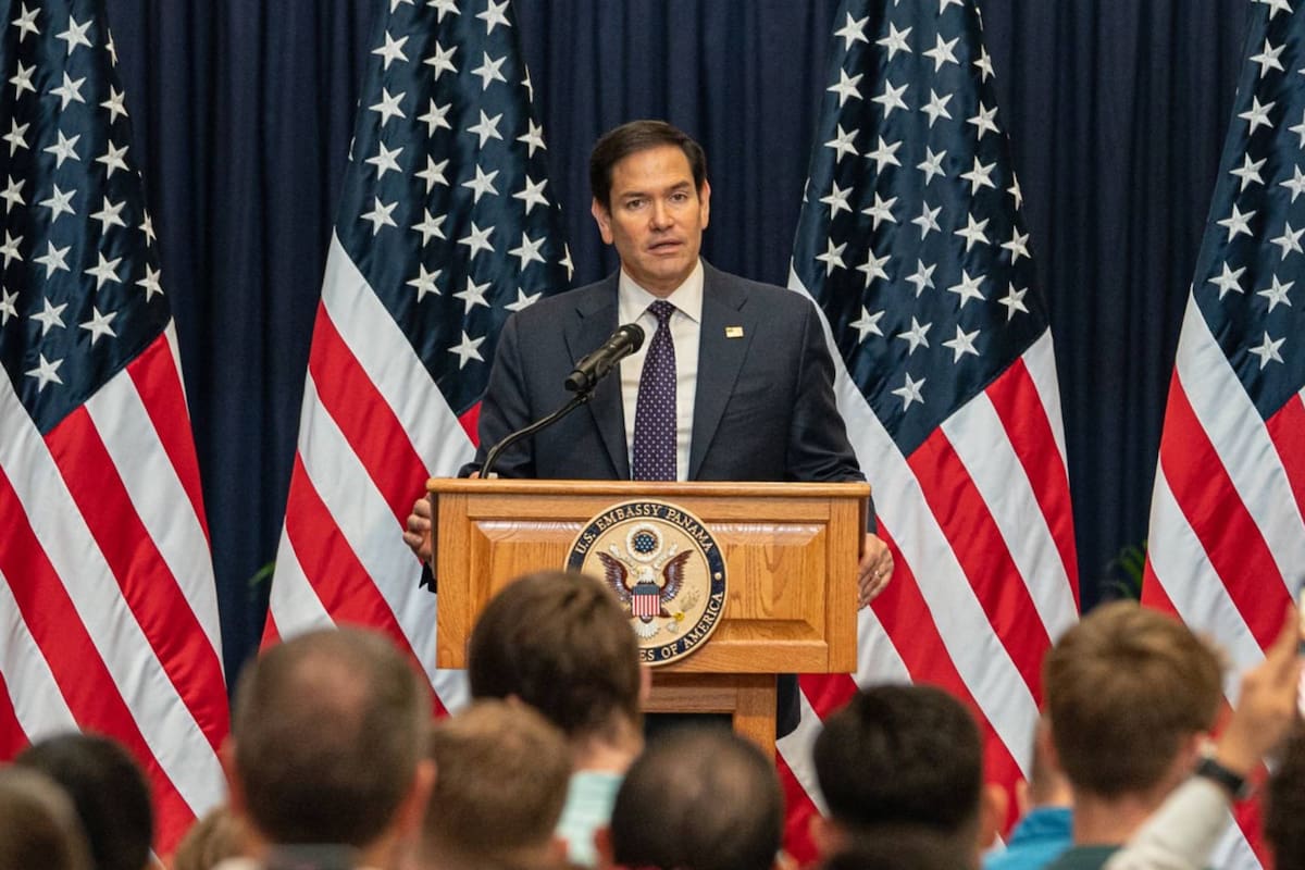 Su participación en la reconfiguración de la estrategia hacia Venezuela y Cuba respondió a una combinación de experiencia legislativa, vínculos políticos y conocimiento personal