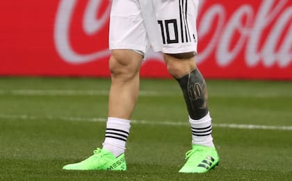 Su pierna con el tatuaje del número 10