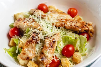 Su plato ideal para el mediodía es una ensalada verde fresca, que suele acompañar con pollo o salmón