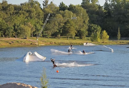 Su popularidad es tal que existen parques artificiales para practicar wakeboard
