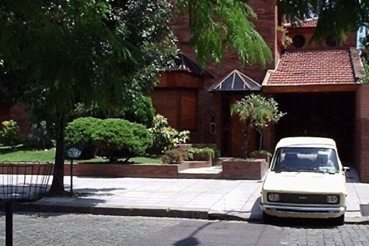 Su primer auto de Maradona en la puerta de la casa en pleno Villa Devoto