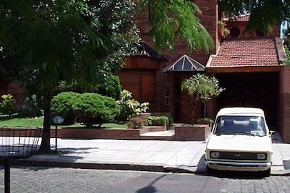 Su primer auto de Maradona en la puerta de la casa en pleno Villa Devoto