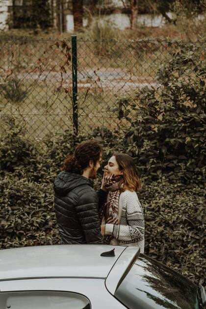 Su primer beso fue al costado de la ruta