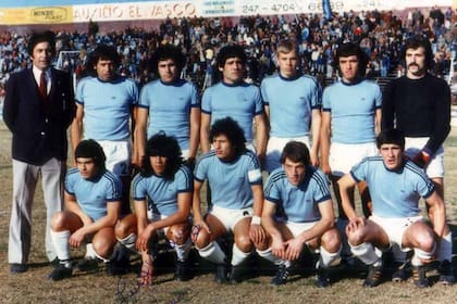 Su primer equipo fue San Telmo, en la C: el Ruso, arriba, el rubio de pelo corto
