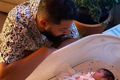 Su primer hijo cambió su perspectiva y decidieron quedarse cerca de sus familias