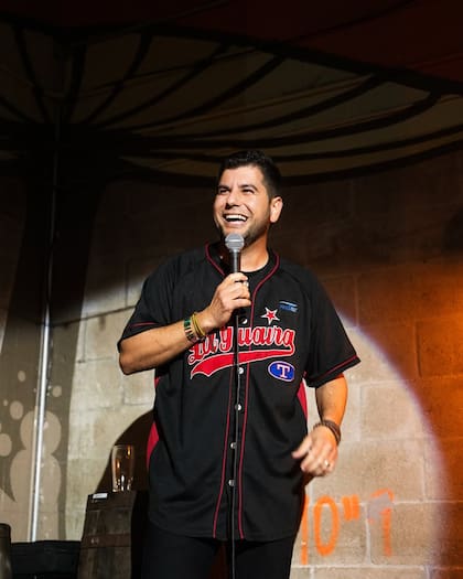 Su primer hito en Uruguay fue abrir el show de la comediante Yipio en el Under Movie