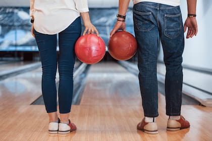Su primera cita: jugar al bowling