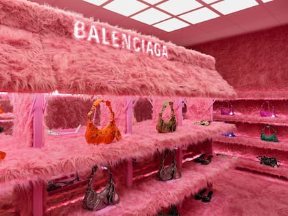 Su producto insignia es una cartera que propone volver al maximalismo en la moda