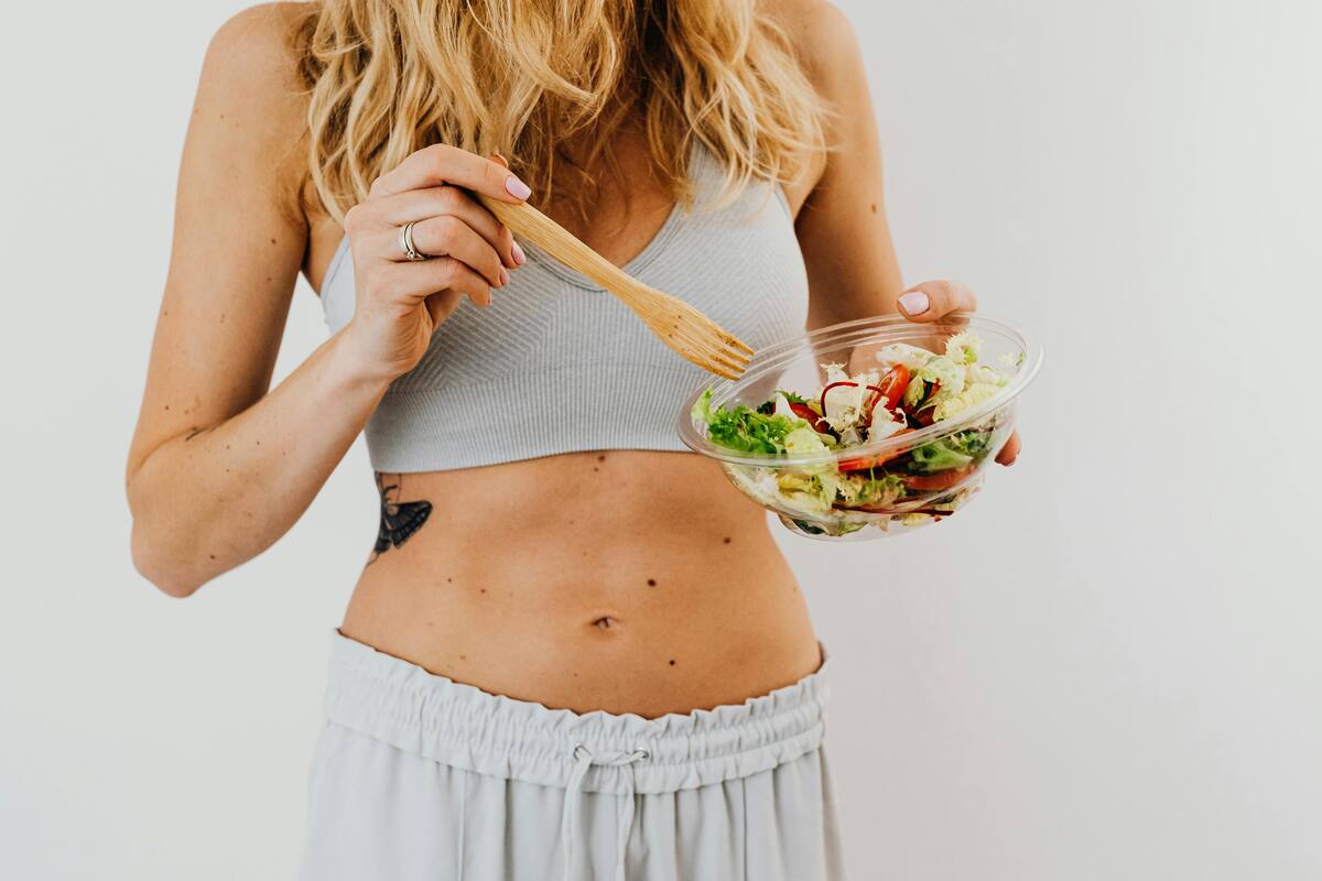 Su propuesta se basa en cuatro reglas sencillas que priorizan la conexión con el cuerpo, la elección consciente de alimentos y la consistencia en el estilo de vida