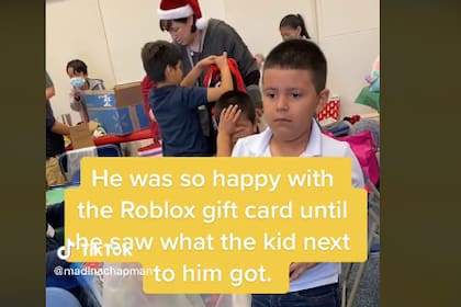 Su reacción al ver el regalo de su compañero de escuela se volvió viral en TikTok