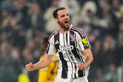 Su rendimiento en Frosinone despertó el interés de la Juventus, que lo contrató en enero de 2022
