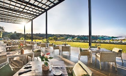 Su restaurante con galería al aire libre y vista a las imponentes Cataratas es uno de los más elegidos por los huéspedes