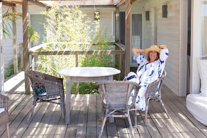 Su rostro y estilo inolvidables marcaron los años 60 y 70. Inteligente, coqueta (no quiere develar su edad), curiosa… por primera vez posa en “Brigitte”, la casa en la que descansa cada verano.