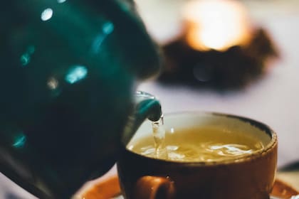 Su sabor es producto de la combinación de plantas como tila, rosas, manzanilla, romero, toronjil y naranja (imagen ilustrativa)