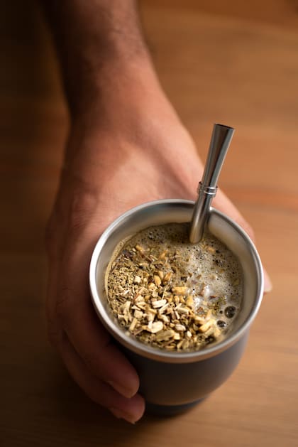 Su sabor puede ser amargo o suave, y se puede disfrutar solo o acompañado de hierbas y otros ingredientes como menta, cedrón o incluso coco rallado (Foto de carácter ilustrativa: Freepik)