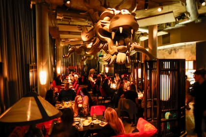 Su salón está dominado por el enorme dragón blanco