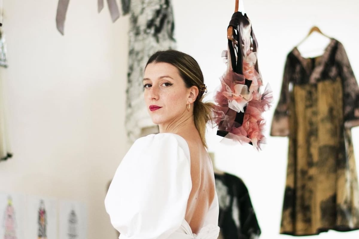 Su sello son las técnicas artesanales de fabricación a mano de esos materiales que decantan en originales y coloridas prendas