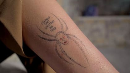 Su tatuaje anti-Putin dice: "Gran Hermano te está observando"