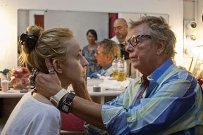 Su tío Pepito la maquilla antes de unas de las funciones del musical "Drácula, 20 años".