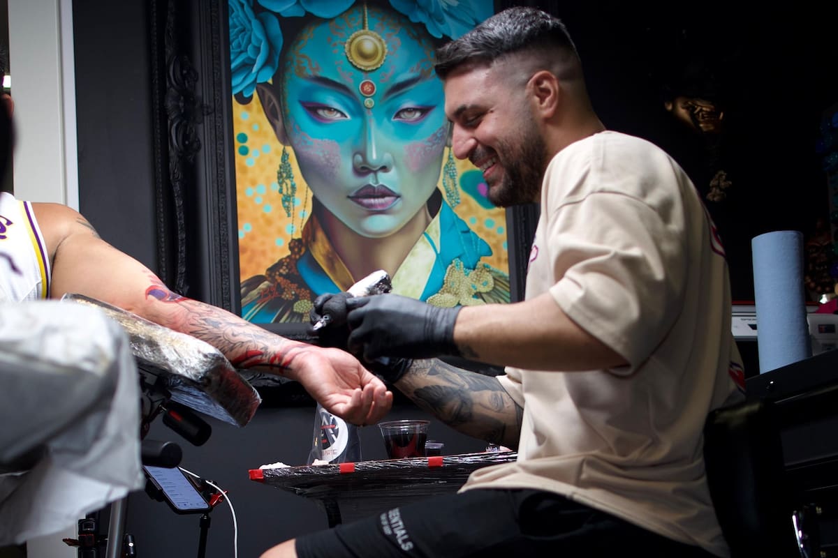 Su trabajo atrajo la atención de grandes marcas que quisieron patrocinarlo, y ganó premios en eventos como The Star Tattoo Convention 2023 y Villain Arts (Imagen de Elias Drikha)