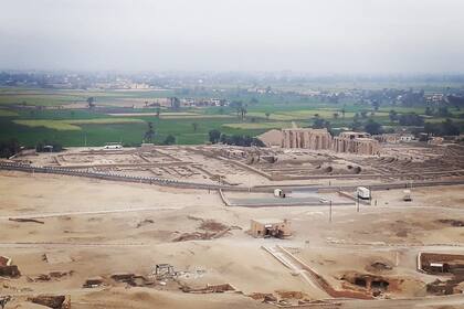 Su tumba se encuentra entre las numerosas capillas funerarias de altos y medianos dignatarios distribuidas de manera irregular a lo largo de las colinas occidentales de la antigua Tebas.