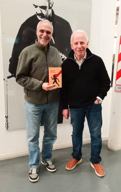 Su última foto publicada, junto al escritor Carlos Chernov