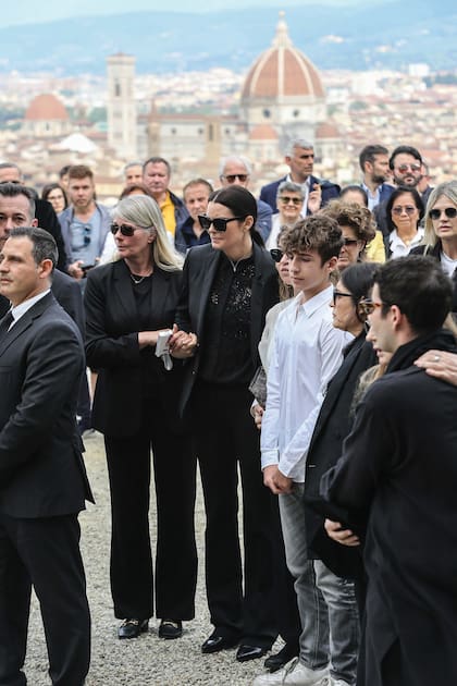 Su última mujer, Sandra Bergman Nilsson, cuarenta y cuatro años menor que Cavalli, espera la llegada del féretro.