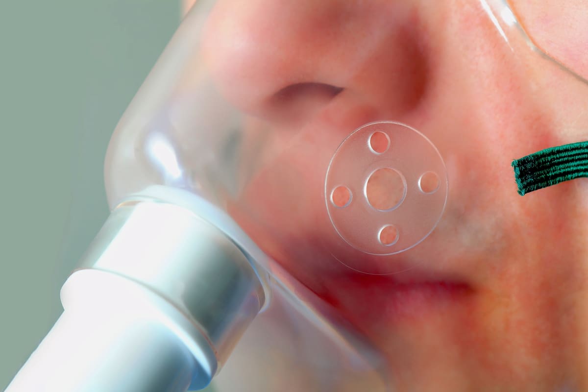 Su uso es compasivo; es decir está restringido en casos excepcionales a enfermedades, como el Covid-19, para las que no hay un tratamiento eficaz