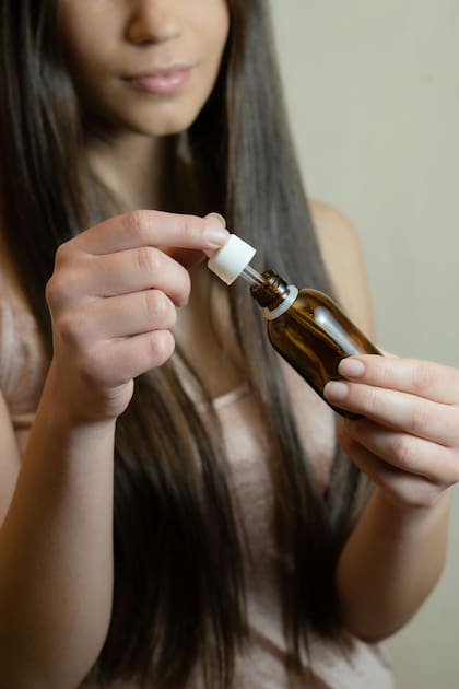Su uso tópico revitaliza el cabello, refuerza los folículos y reduce el frizz sin alterar su estructura