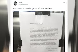 Su vecino hizo una fiesta y él llamó a la reflexión a través de una carta en el ascensor.