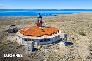 El faro abandonado en una isla a la que se llega entre fuertes vientos y mareas