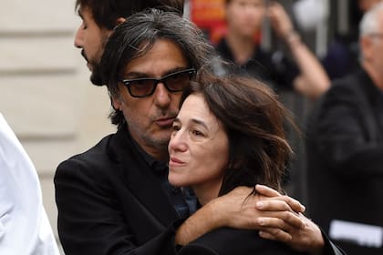 Su yerno, Yvan Attal, actor y director israelí nacionalizado francés, consuela a Charlotte, su mujer.