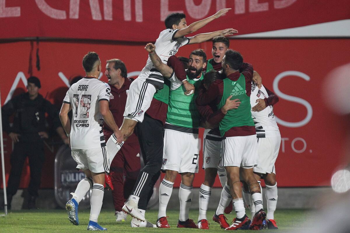 Suárez anotó el segundo gol de River, festejado entre titulares y suplentes