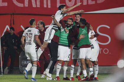 Suárez anotó el segundo gol de River, festejado entre titulares y suplentes