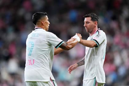 Suárez le cede a Messi la cinta de capitán tras ingresar a los 7 minutos del segundo tiempo