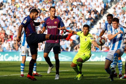 Suárez marca el gol del empate transitorio, ante la mirada de Rulli, arquero de Real Sociedad: Barcelona ganó 2-1 de visitante