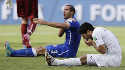 Suárez mordió a Chiellini en el Mundial 2014