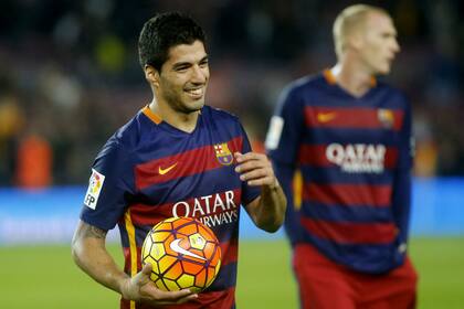 Suárez se fue con la pelota del partido