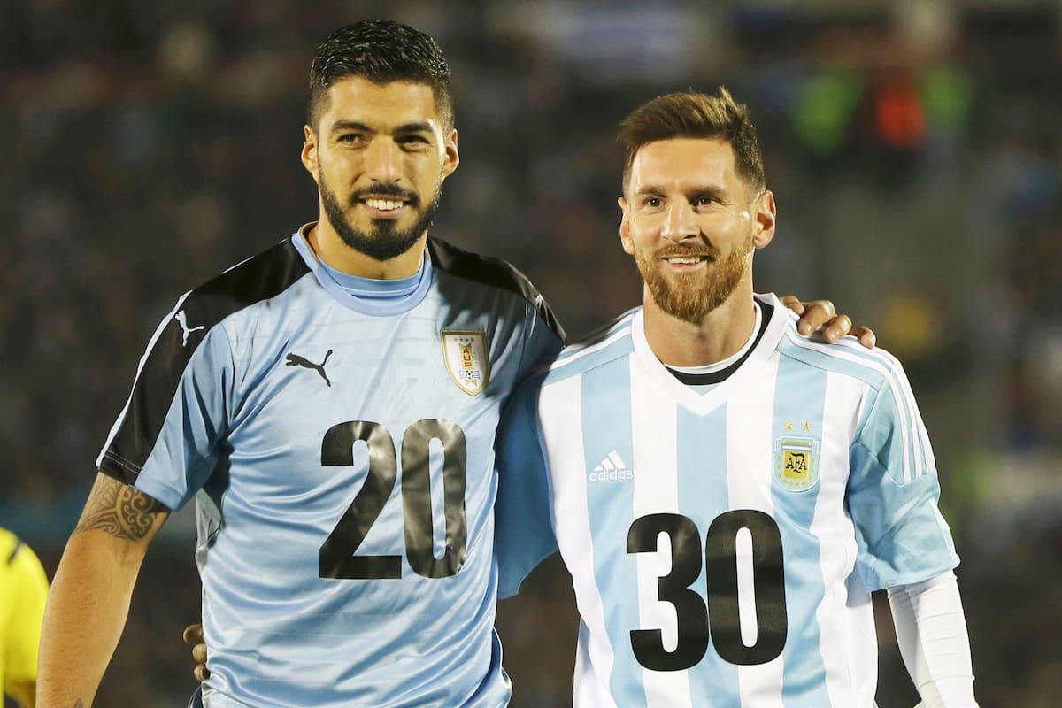 Suárez y Messi, con las camisetas de promoción para el Mundial 2030