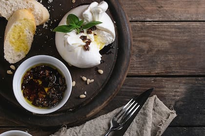 Suave, cremosa, deliciosa, la burrata es un manjar italiano que por suerte muchos chefs interpretan con gran maestría